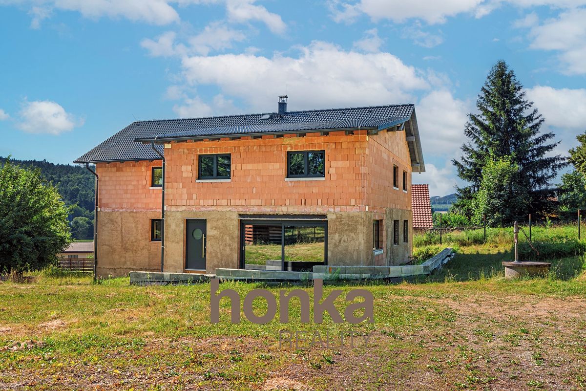 Prodej rodinného domu 280 m², pozemek 6153 m²
